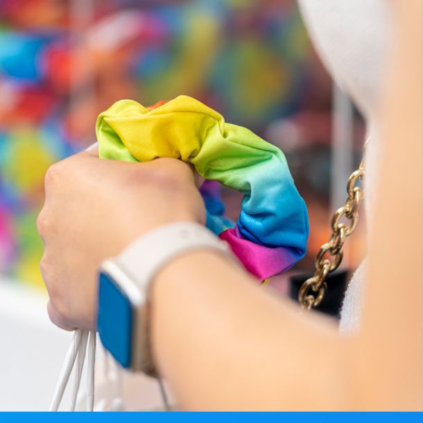 mano de persona con un coletero de colores