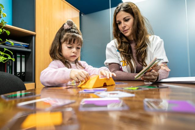 Una niña y una psicóloga realizando un estudio Neuropsicología