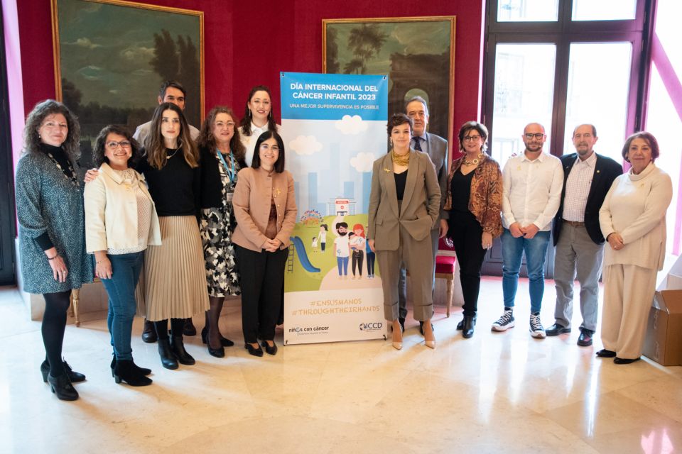 Foto institucional con la ministra de Sanidad, Carolina Darias, durante el acto del Día Internacional del Cáncer Infantil.